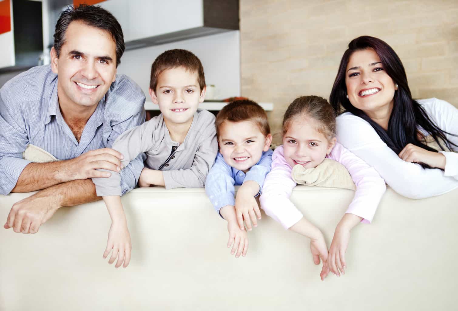 Есть трое детей. Семья с тремя детьми. Семейная фотосессия с тремя детьми. Семья с тремя сыновьями. Счастливая семья трое детей.